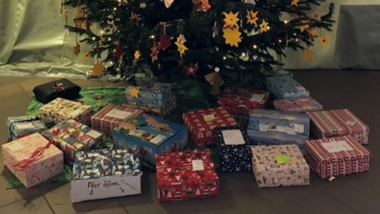 Viele Geschenke unter dem Weihnachtsbaum