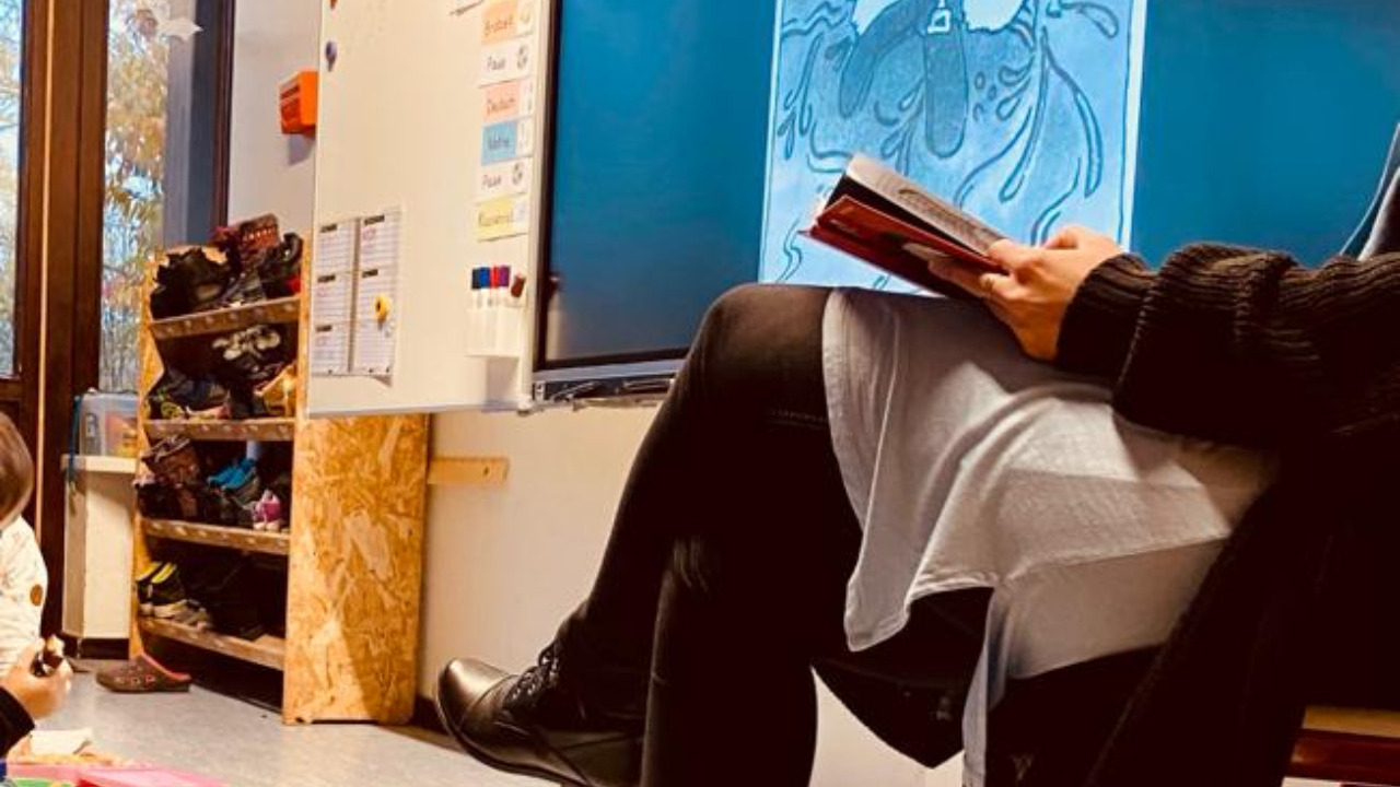 Lehrerin beim Vorlesen