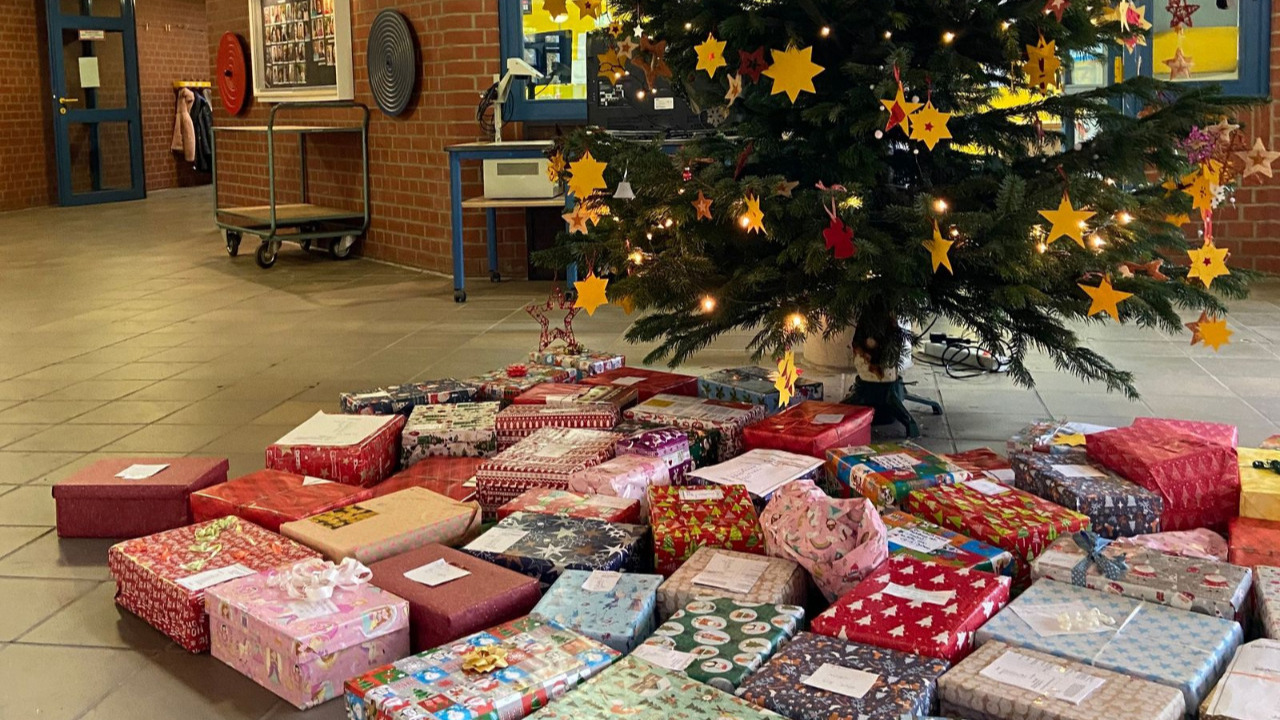 Viele Geschenke unter dem Weihnachtsbaum