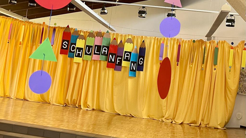 festlich geschmückte Bühne in der Aula