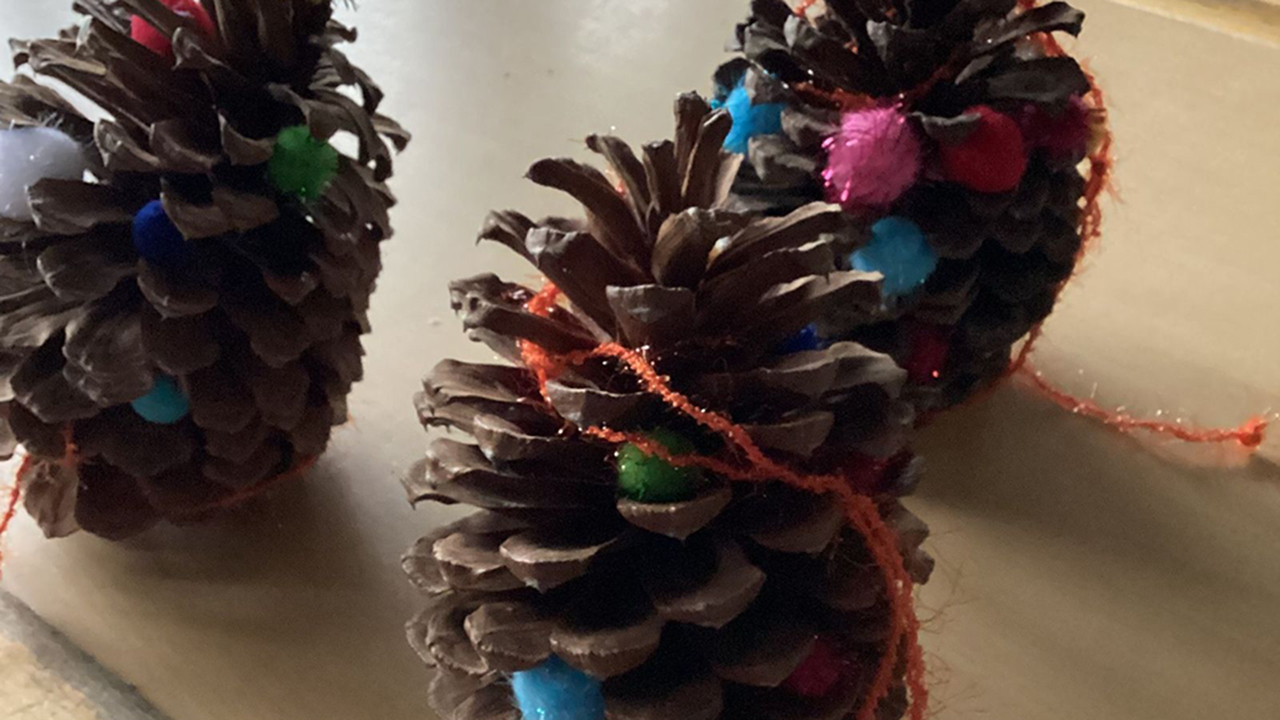 Bunt gestaltete Tannenzapfen für den Weihnachtsbaum