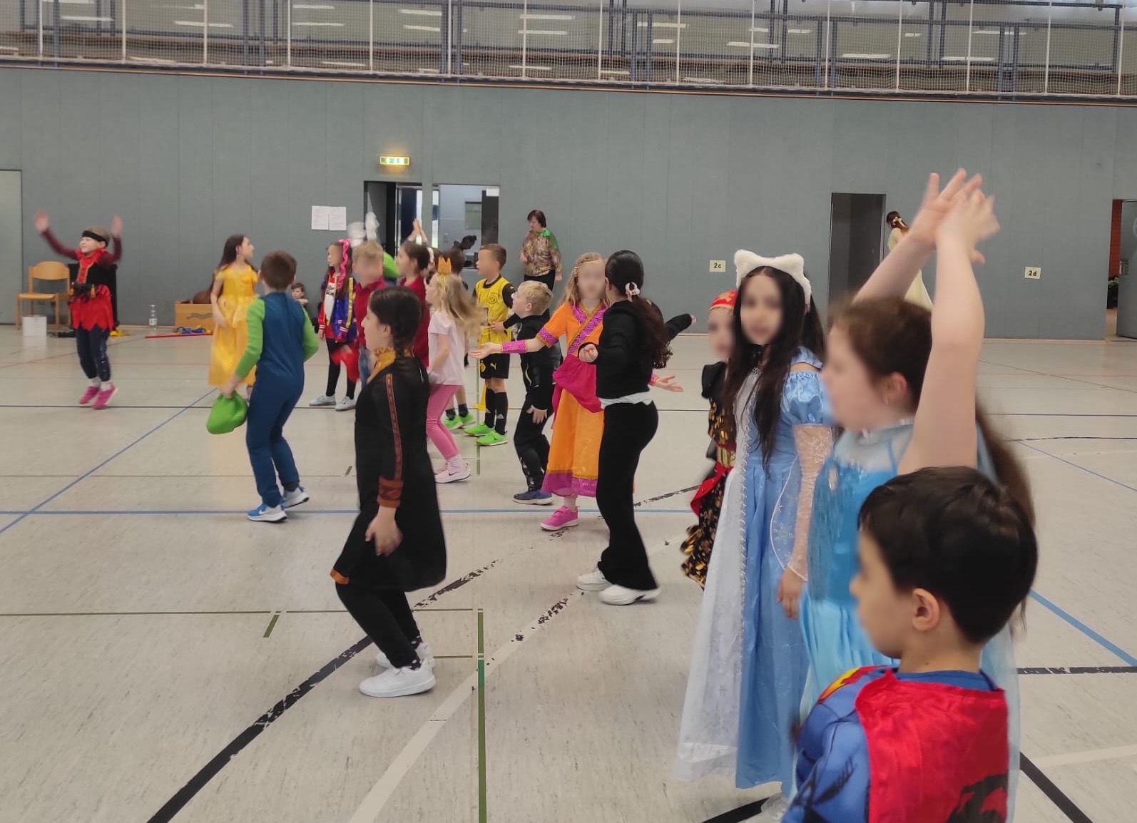 Spielende Kinder in der Turnhalle