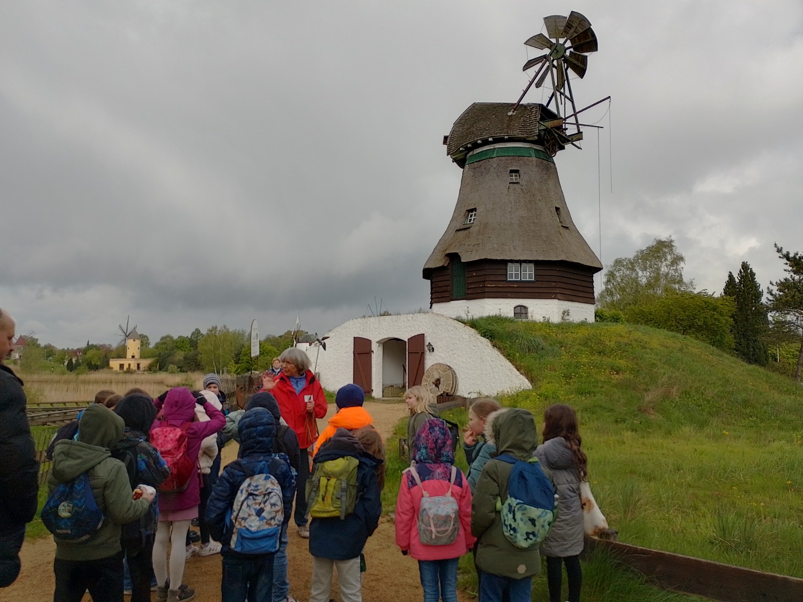 Schulkinder der ARS besichtigen das Mühlenmuseum in Gifhorn